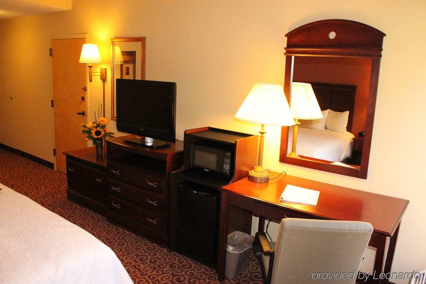 Hampton Inn Rochester Greece Номер фото